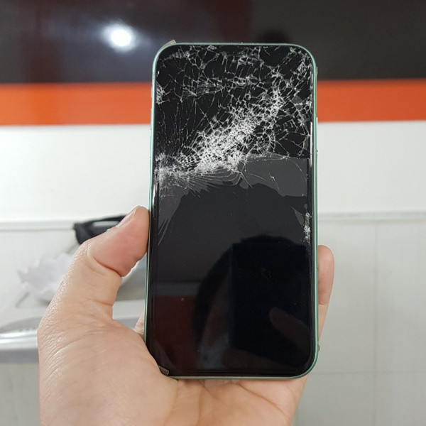 Cần làm gì trước và sau khi màn hình iPhone bị rơi vỡ