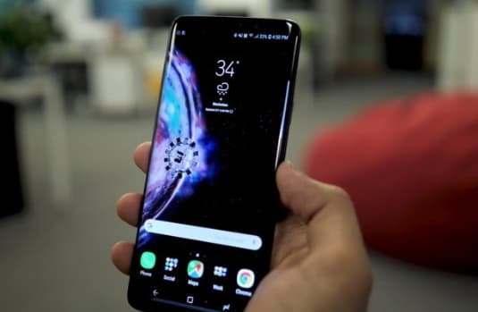 Khi màn hình điện thoại Samsung bị đốm sáng phải làm sao?