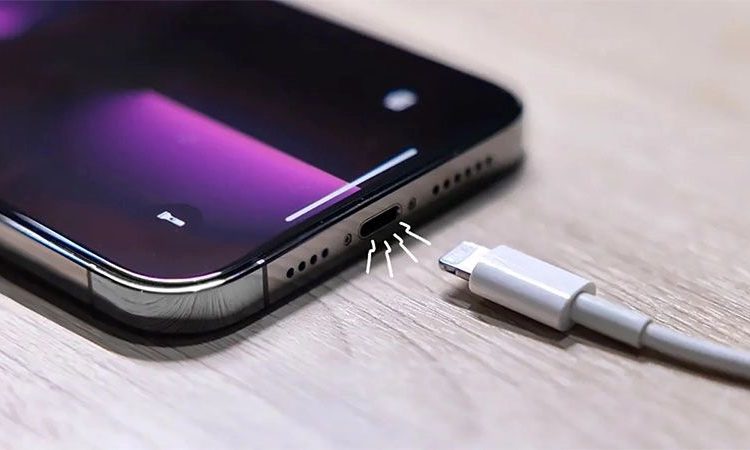 iPhone chân sạc không ổn định: Những vấn đề tiềm ẩn nếu tiếp tục sử dụng