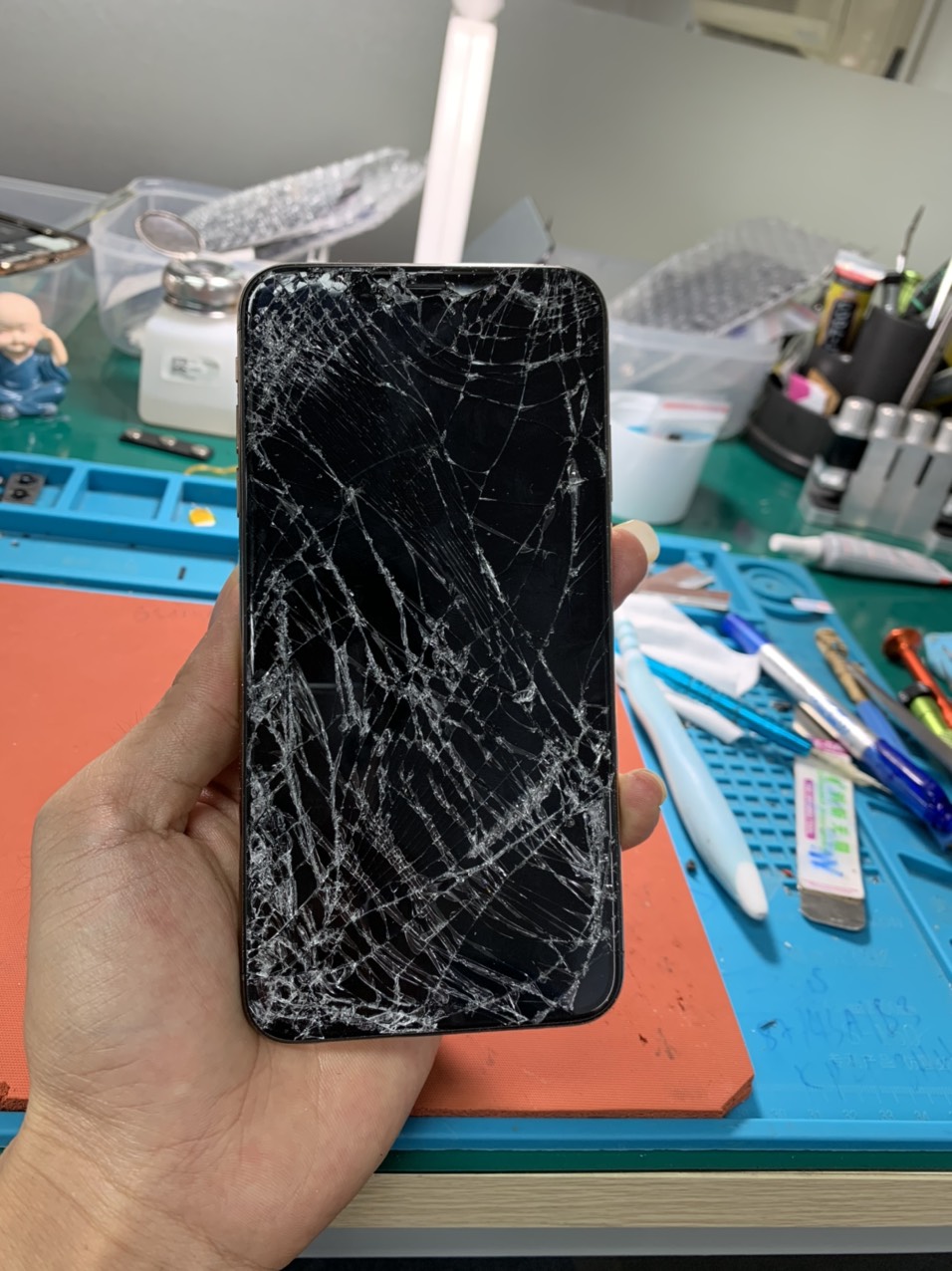 Khả năng chống nước và bụi bị giảm khi iPhone bị nứt vỡ