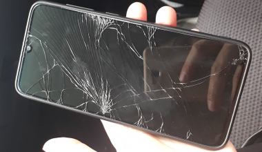 Nguyên nhân nào khiến điện thoại Samsung bị vỡ màn hình trong?
